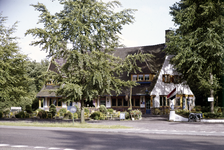 852340 Gezicht op het café-restaurant De Taveerne op de hoek van de Amersfoortseweg en de Zandbergenlaan te Huis ter ...